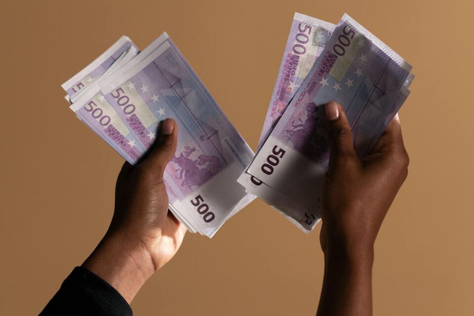 Frau die Geld in den Händen hält